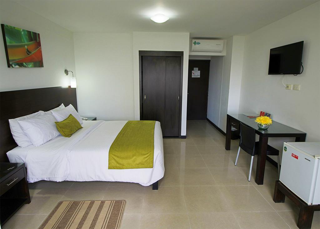 Hotel Pinares Plaza Перейра Екстер'єр фото