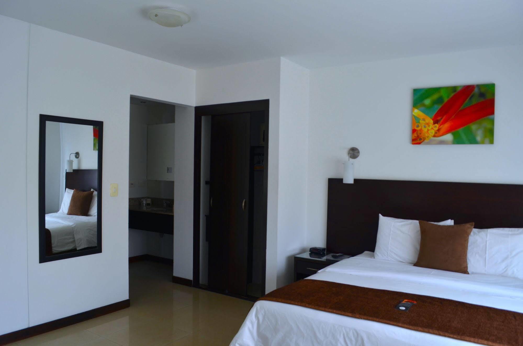 Hotel Pinares Plaza Перейра Екстер'єр фото